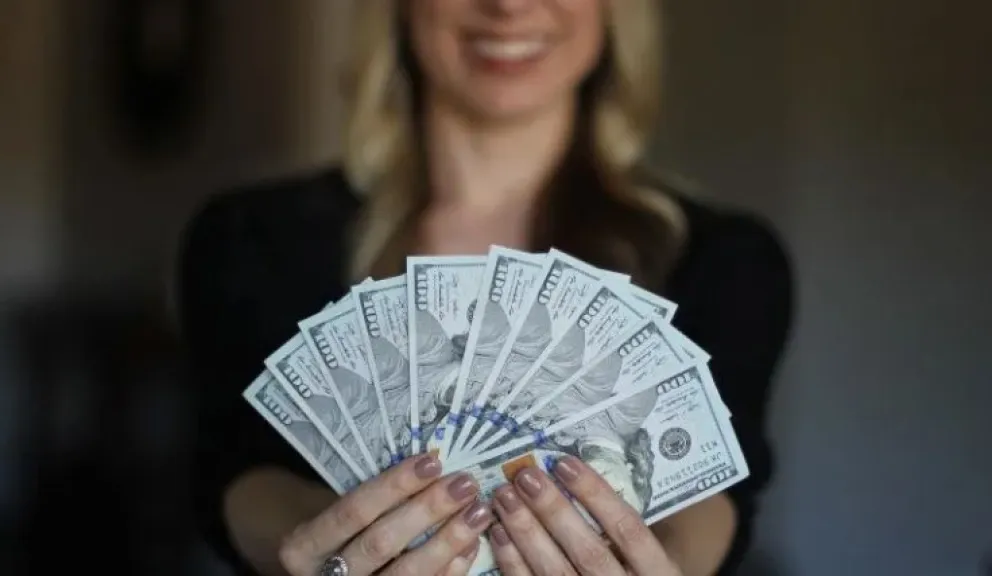 Insólito: Crypto.com le pagó millones por error a una mujer y ella se compró una mansión