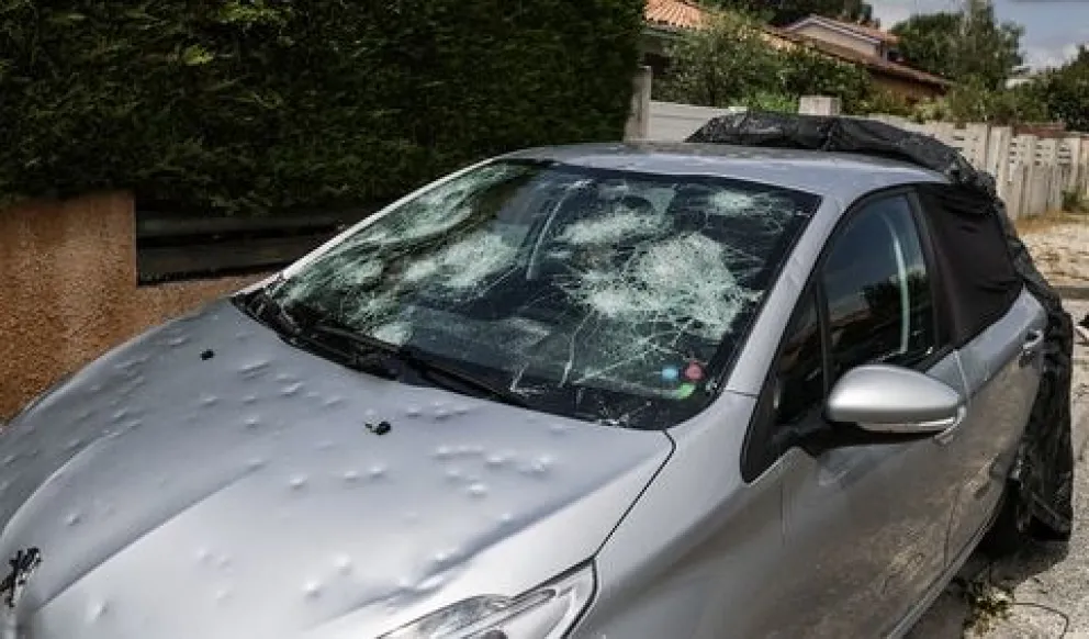 Insólito: sus hijos le destrozaron el auto a martillazos porque ganó la lotería y no les dio dinero
