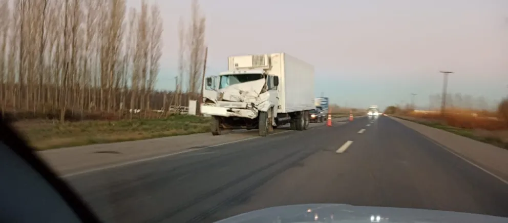 Tremendo choque: Tres camiones y varios autos involucrados
