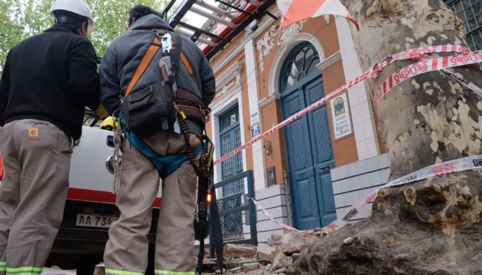 Pudo terminar en tragedia: parte de la escuela Santa Teresa de Jesús se vino abajo