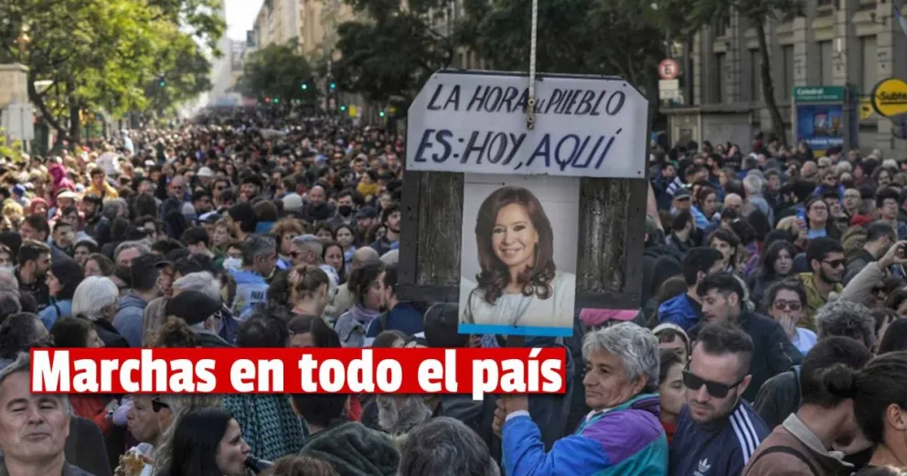 Masiva marcha de manifestantes en Plaza de Mayo para repudiar el atentado que sufrió Cristina Kirchner