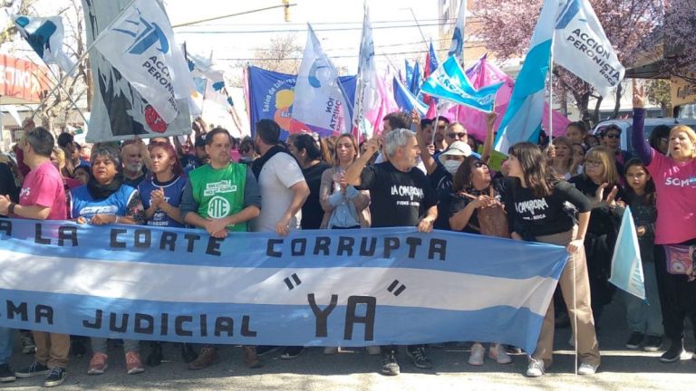 Una importante marcha por las calles del centro en repudio al ataque a Cristina Fernández