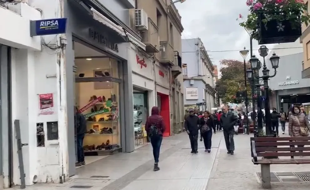 Tensión por el feriado: algunos comerciantes no quieren pagar el doble