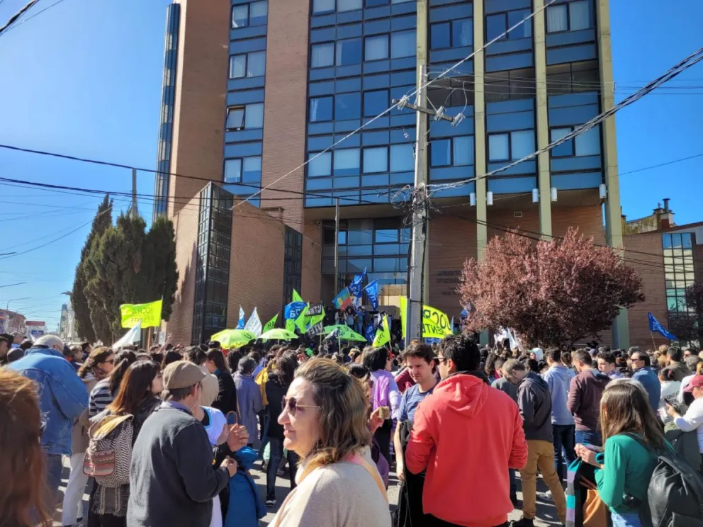 El movimiento obrero salió a la calle para defender la Democracia y repudió el atentado contra Cristina
