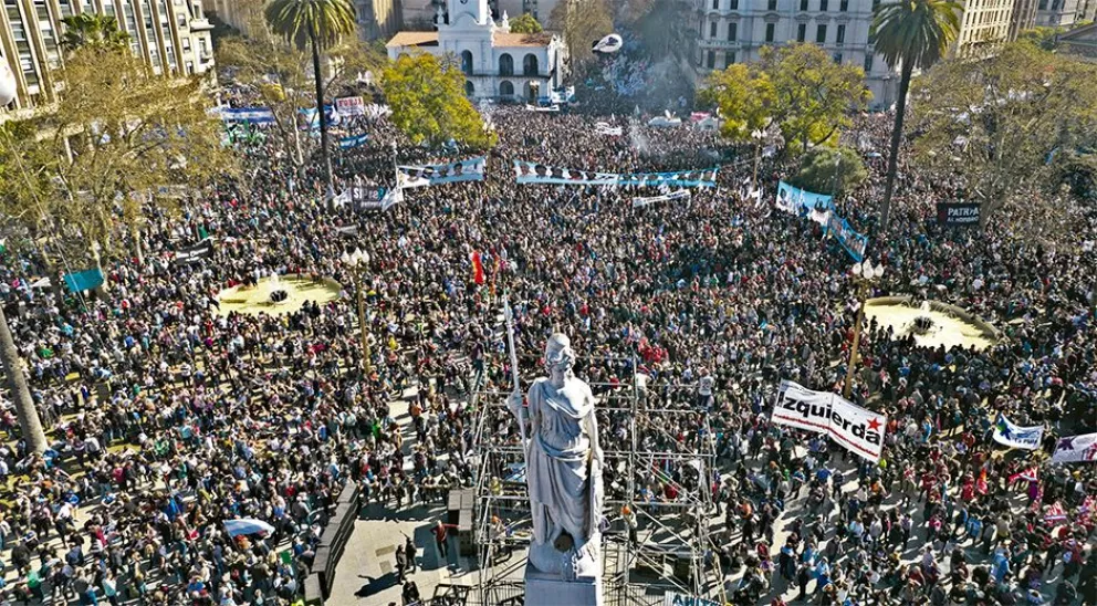 Masiva marcha en Plaza de Mayo en repudio al ataque a Cristina Kirchner