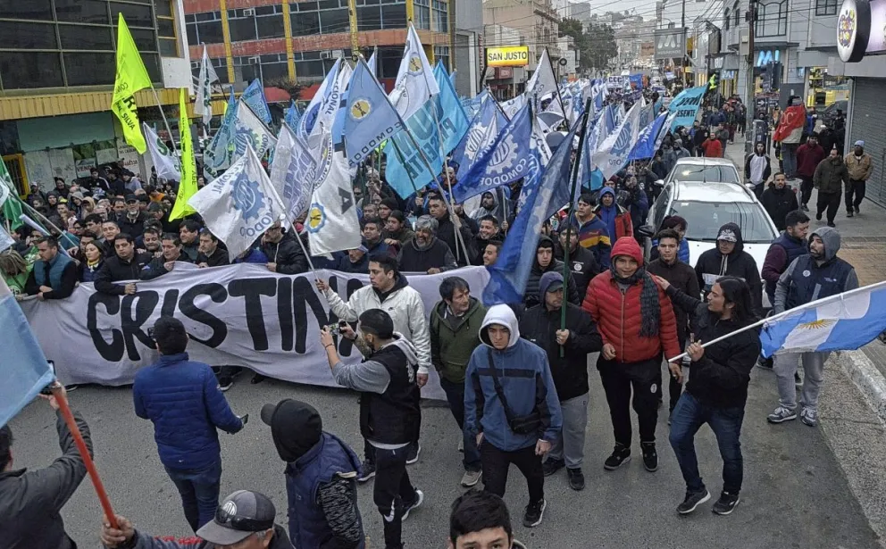 Gran convocatoria en Comodoro: se movilizaron en defensa de la democracia y en repudio al atentado a CFK