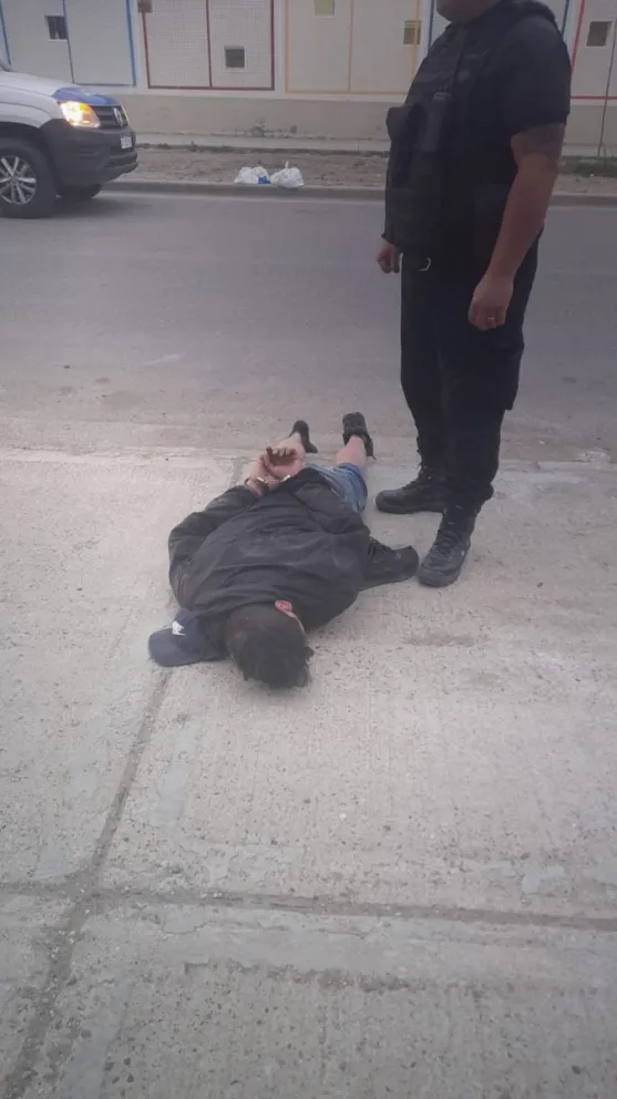 Rompió el vidrio de una camioneta y se apoderó de un bolso pero lo atraparon