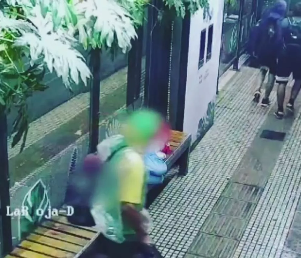 Posadas: detenido tras ser filmado robándole el bolso a un hombre en una parada de colectivos