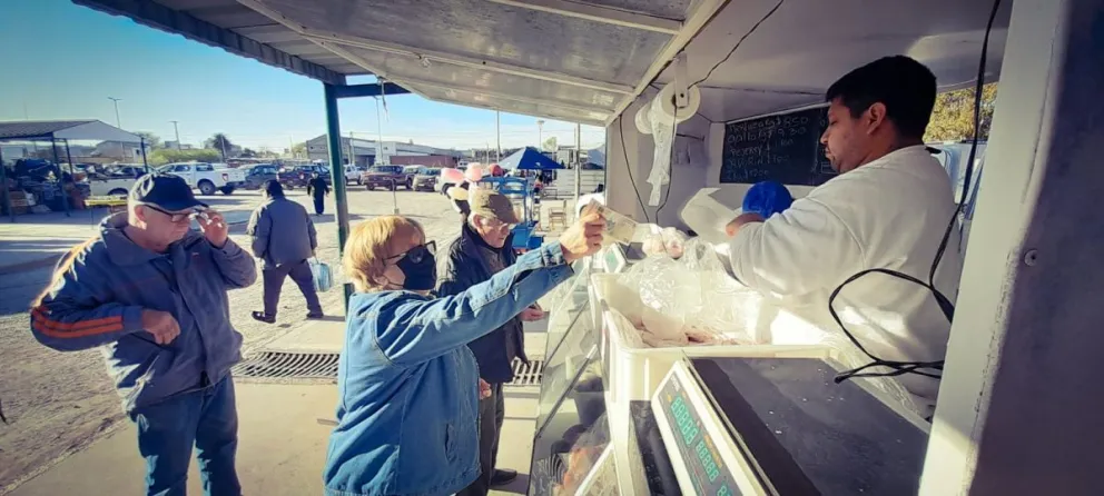 El camión de Alimencoop pegó el faltazo y el puesto de pescados capitalizó su ausencia