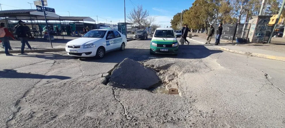 Atención automovilistas: un cráter en la esquina de la feria está generando dolor de cabeza
