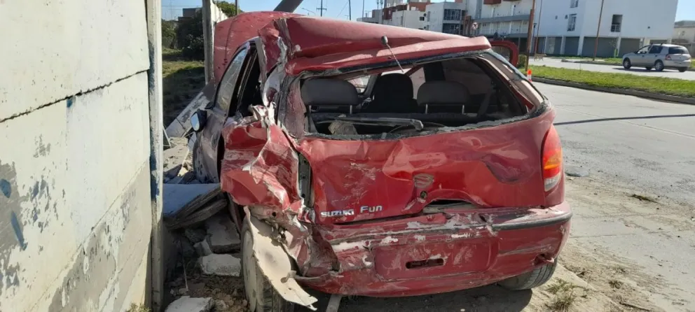 Un maragato volvió a nacer: lo chocó un camión y su auto quedó incrustado en un paredón