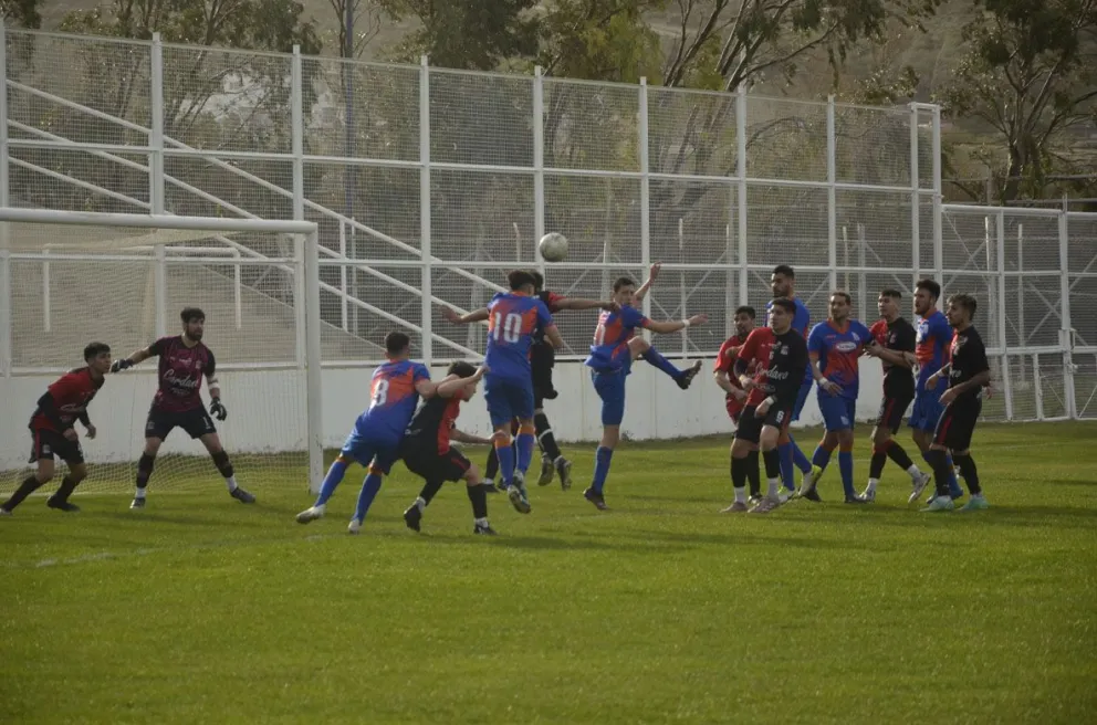 Fútbol Categoría A:  Palazzo le cortó la racha a la C.A.I., que de igual modo es líder
