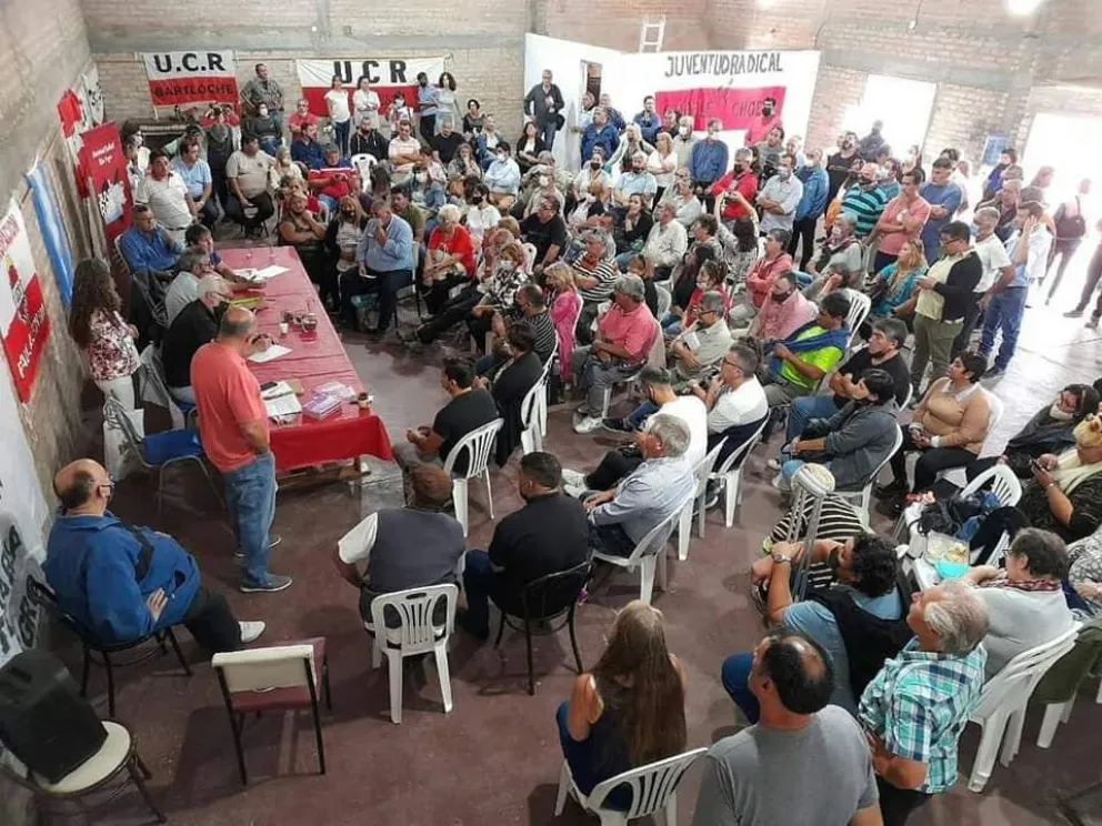 Tras la suspensión de sus dos principales autoridades provinciales, la Convención de la UCR designó un triunvirato normalizador