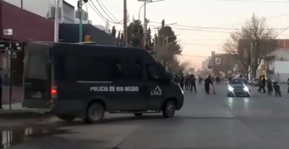 Otra vez la violencia en el fútbol: Barras del Albinegro se enfrentaron con la Policía y se suspendió el partido