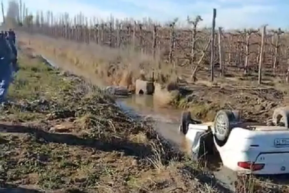 Robó un taxi, lo persiguió la Policía y volcó en una acequia
