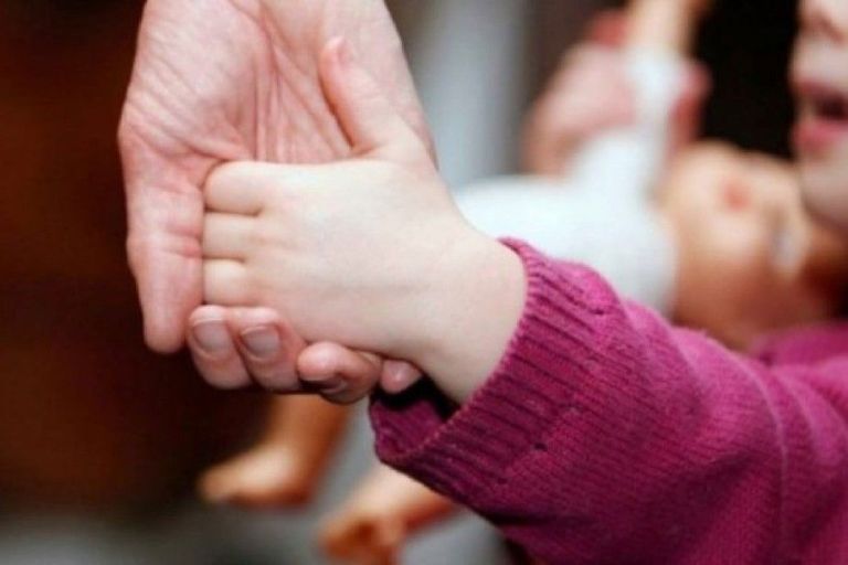 Un bebé y cuatro hermanitos de 2, 4, 7 y 9 años buscan una familia solidaria