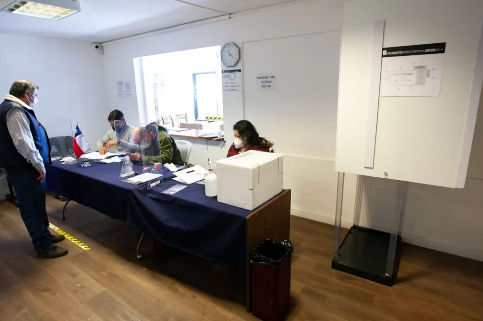 Gente que olvidó hacer el trámite previo, "despistados" que no sabían para qué se sufragaba y turistas que pretendían votar...