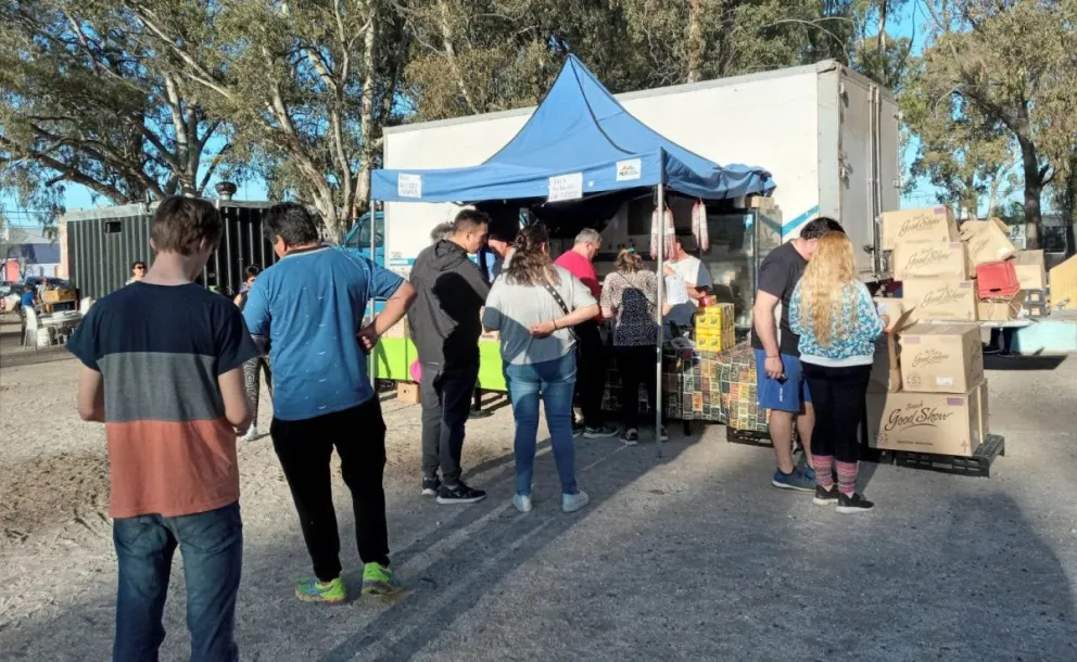Por cuestiones burocráticas el camión de Alimencoop no pudo cruzar el puente y no estuvo en Viedma