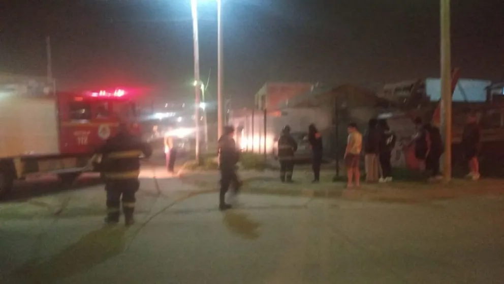 Dejó su moto que perdía combustible cerca del calefactor y se le incendió la casa