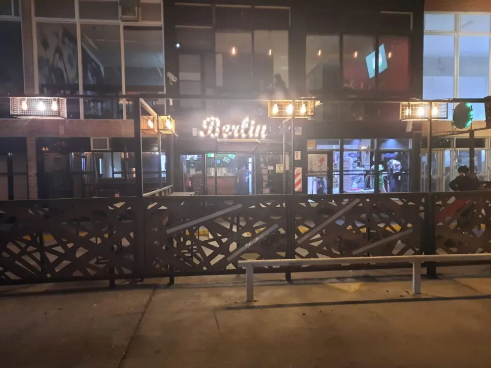 Detenida por provocar desorden y golpear a una mujer policía en el interior de una cervecería