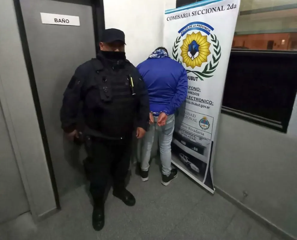 Le preguntó la hora a un transeúnte para luego darle una paliza y robarle