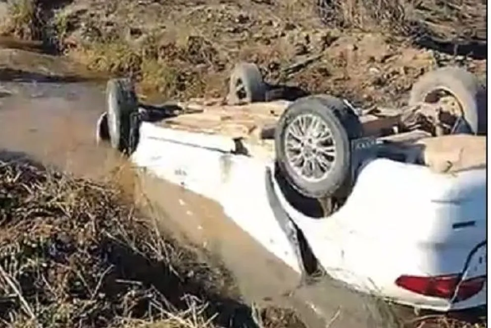Robó un taxi, lo persiguió la Policía y volcó en una acequia