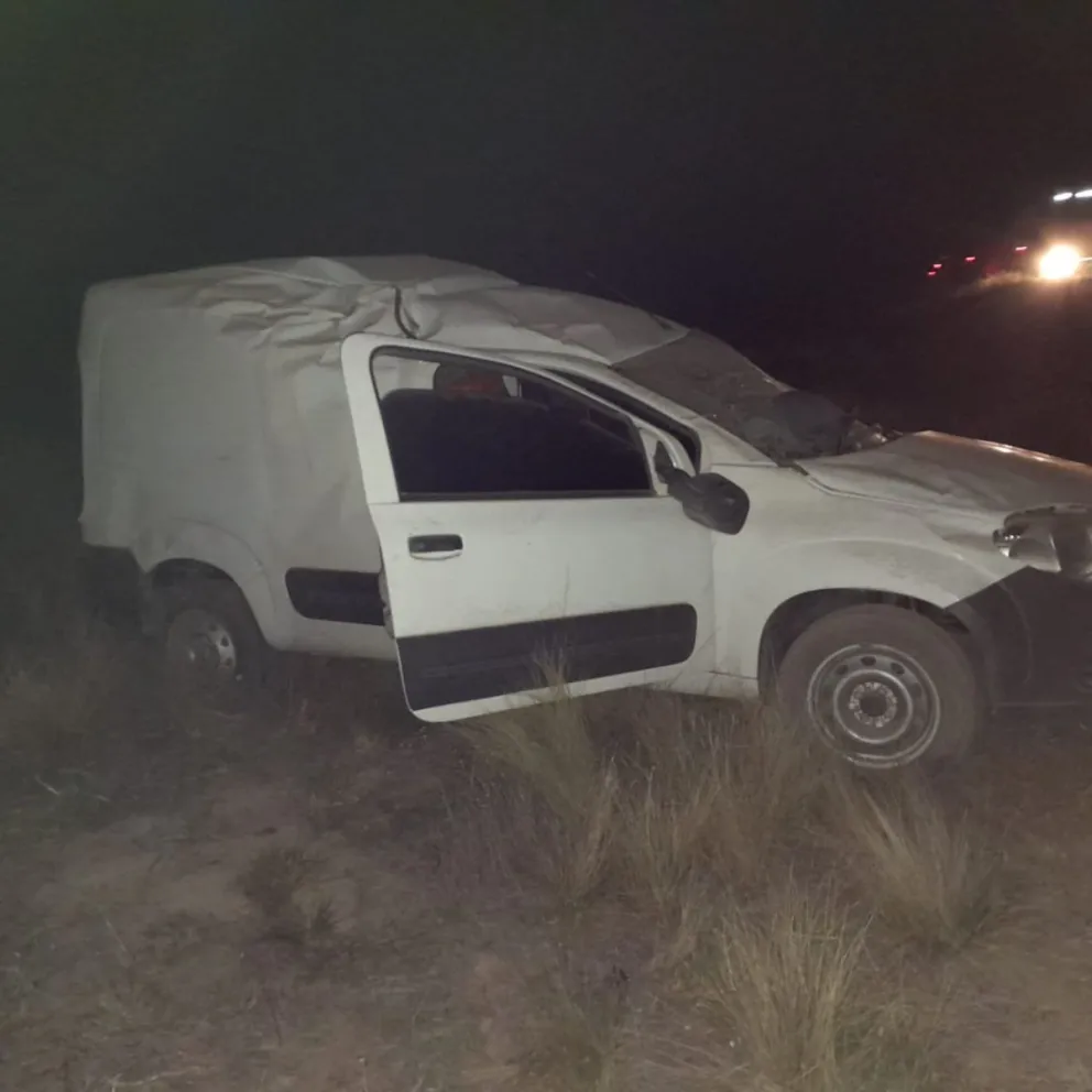 Viajaba desde Roca cuando perdió el control e impacto contra la banquina 