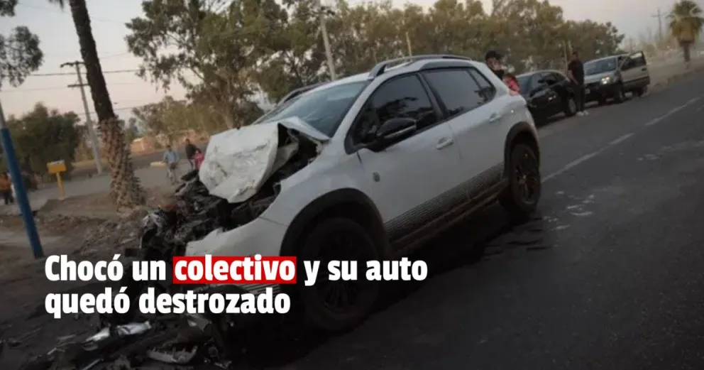 Impactó contra un colectivo y se quedó sin auto