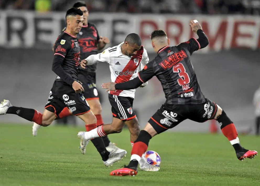 Triunfazo de River para mantenerse en la pelea del campeonato