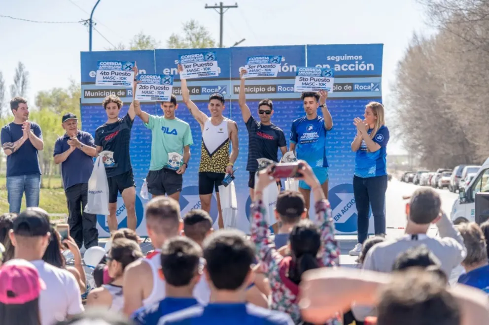 A la derecha, de azul, Sergio Calfin en el podio de la general masculina de los 10K. Foto: Carlos Mir - gentileza.