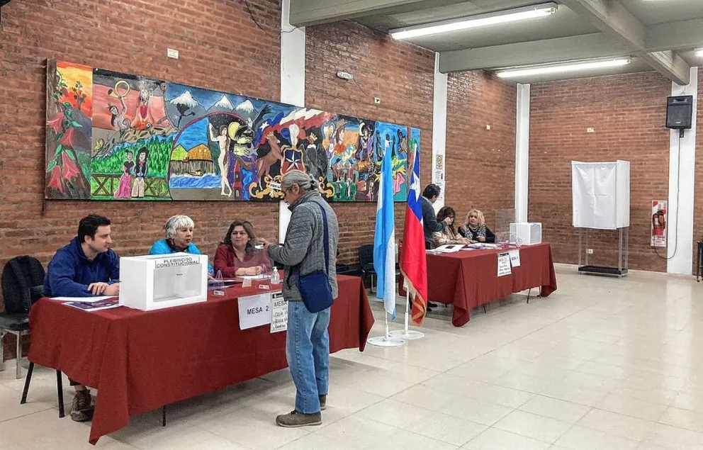 Chilenos en Comodoro votaron a favor o en contra de una nueva Constitución