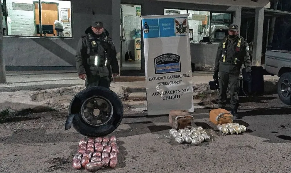 Cargaban con más de 14 kilos de marihuana hacia Comodoro y los detuvo Gendarmería