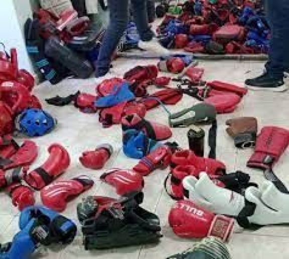 Efectivos de la Sección Robos y Hurtos del Departamento Informaciones Policiales  indagan sobre el robo al gimnasio del barrio Don Bosco