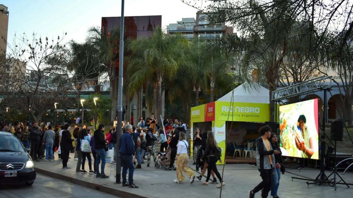 Río Negro promocionó la temporada de primavera ante una multitud en Córdoba