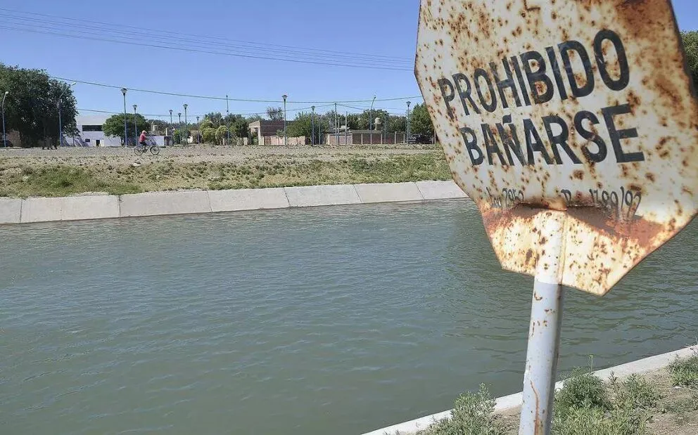 Un hombre hizo un clavado en el canal grande y se rompió la cabeza 