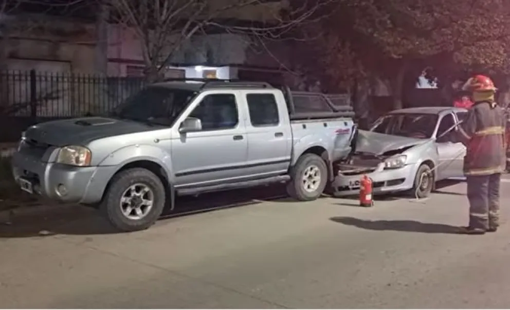 Impresionante choque en Patagones: un auto se incrustó contra una camioneta estacionada 