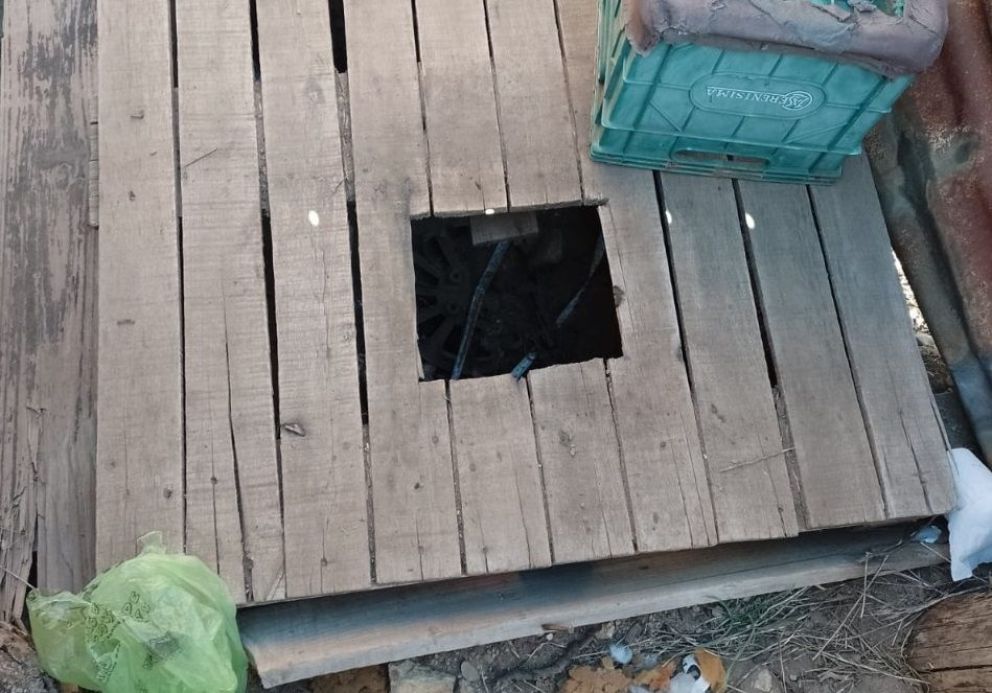 Se escondió detrás de una letrina y amenazó con un arma a la Policía