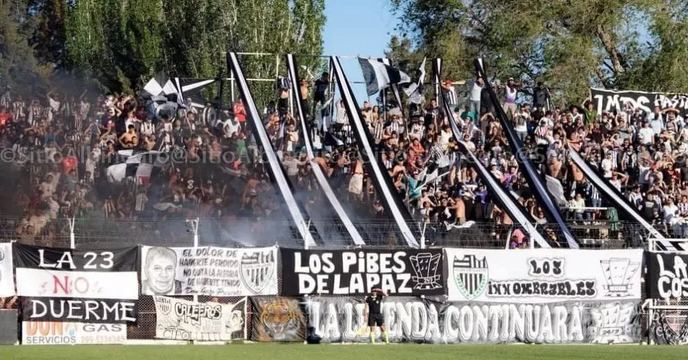 En la antesala de su visita a Viedma, los barras de Cipo atacaron a la comisaría 32