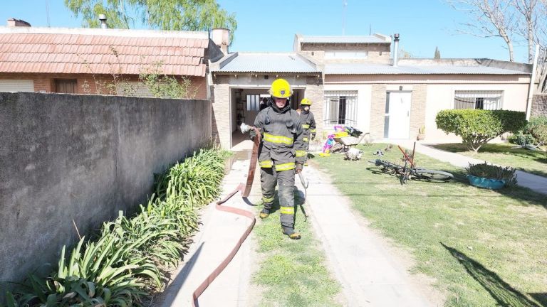 Salida de Bomberos: Principio de incendio en el patio de una vivienda ...
