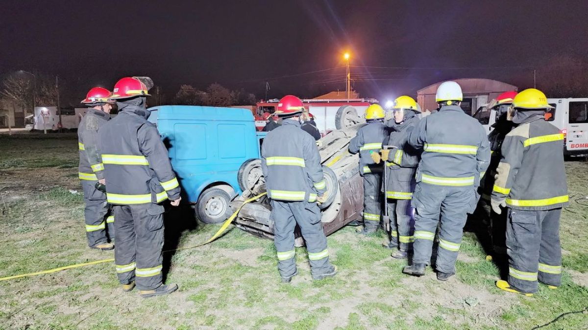 Salida de Bomberos: Principio de incendio en el patio de una vivienda ...