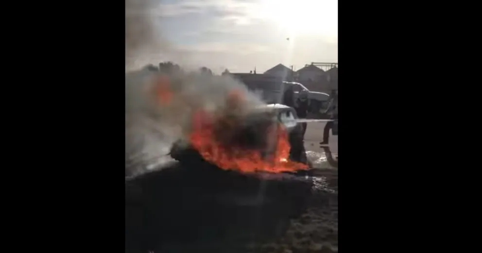 Tremendo de video de un Fiat Uno envuelto en llamas en las categorías zonales