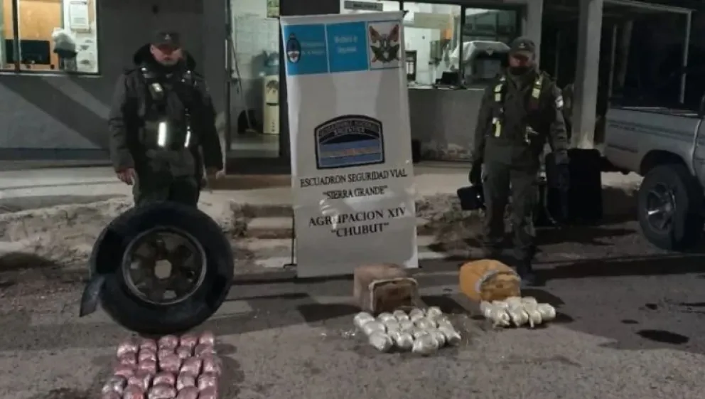 Llevaban droga en bidones de combustible y en la rueda de auxilio 