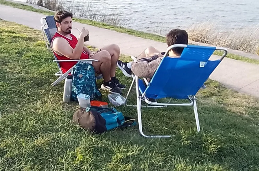 Aprovechando el "veranito", cientos de vecinos de la Comarca disfrutaron de la costanera