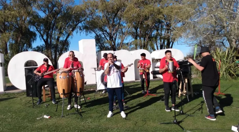 La Sandoband: fueron a filmar un video y terminaron haciendo un show al aire libre