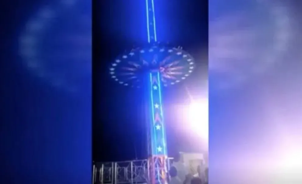 Video impactante: un juego mecánico se desplomó en un parque de diversiones