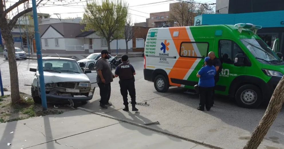 Chocaron dos vehículos y uno de ellos terminó contra un poste de luz