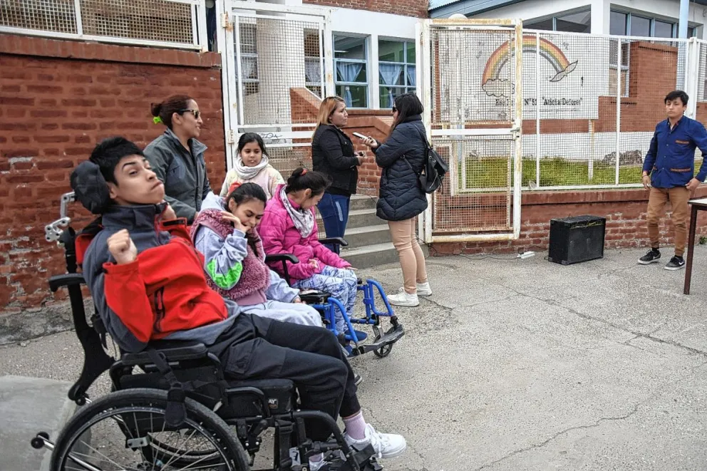 La comunidad educativa de la Escuela Especial 514 reclama por una escuela digna
