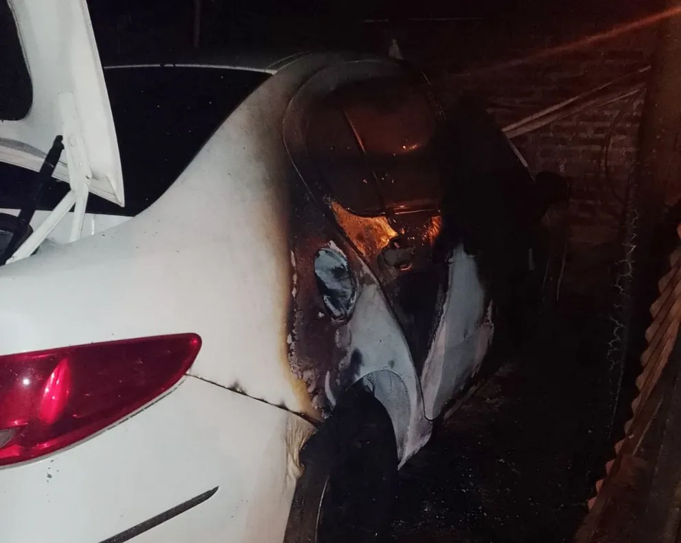 Balearon la casa y prendieron fuego el auto de una jefa policial en San Vicente 