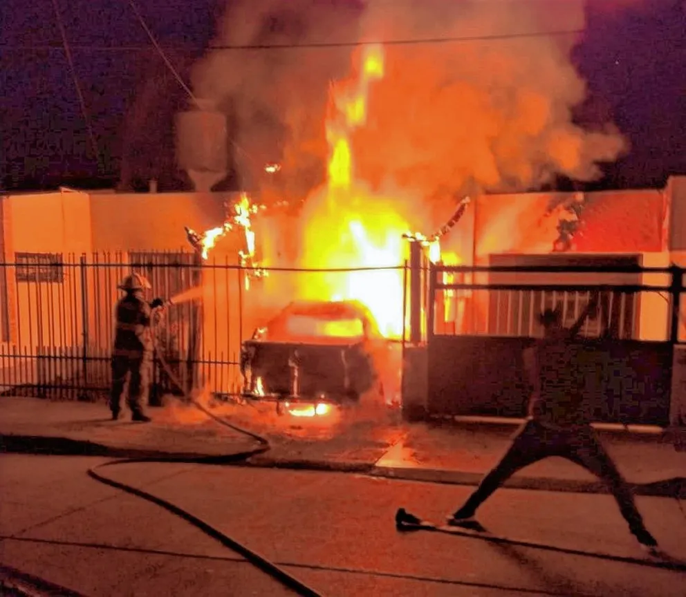 Incendiaron una camioneta en el patio y el fuego casi quema la vivienda con sus dueños dentro