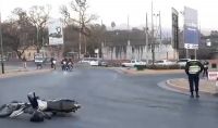Accidente sobre la rotonda: remis chocó de frente contra una motocicleta